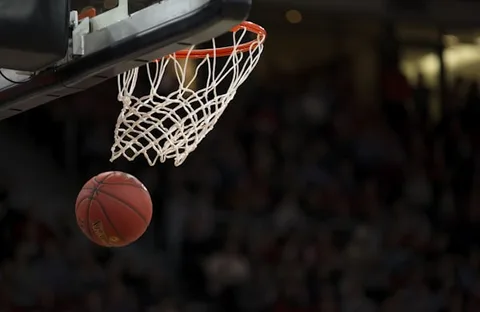 NBA Basketball — Dunking am Korb