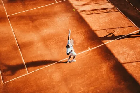 Tennis Grand Slam — kraftvoller Aufschlag auf Sand